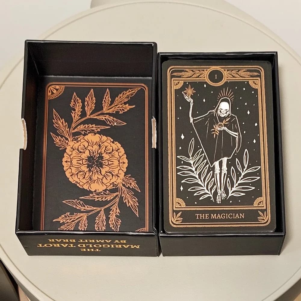 Mazzo di Tarocchi Marigold: 78 Carte Ispirate a Vita, Morte e Oro, Confezionate in Scatola Rigida 12*7cm (Cartoncino a Doppio Rilievo)
