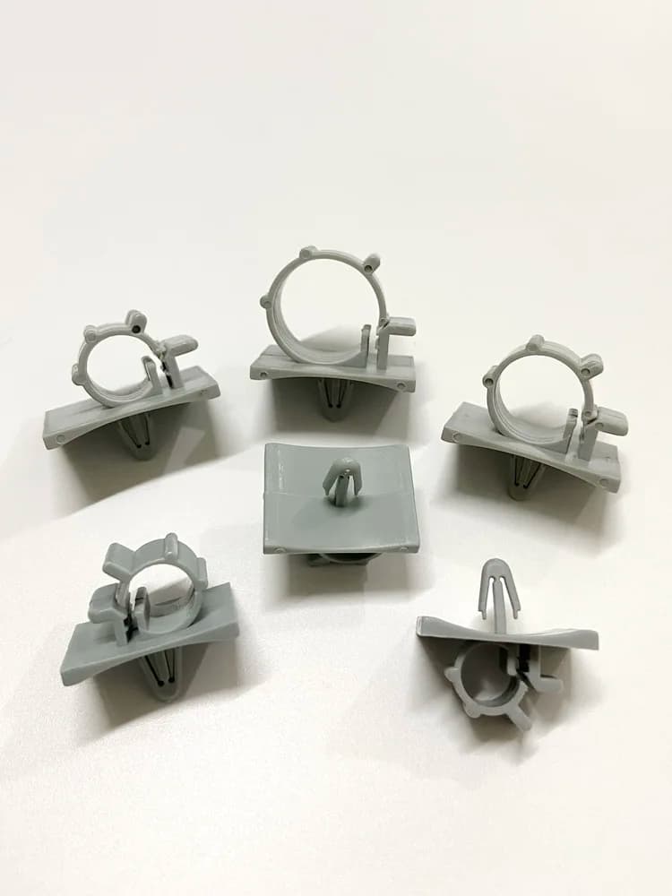La clip per morsetti per cavi con base di fissaggio per accessori elettrici viene utilizzata per legare i fili nel telaio o della scheda PCB in nylon 66 materiale grigio