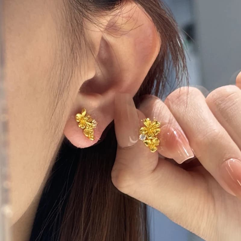 Minimalist antique gold crafts diamond studded flower earrings woman retro fashion light luxury High quality earring jewelry