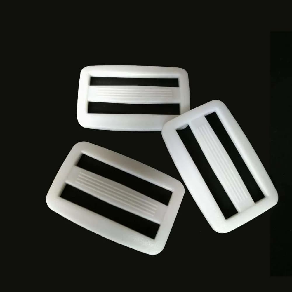 100 pz Plastica Nero/Bianco Curva Slider Tri-Glide Regolare Tri-anello Fibbie Per Collare Del Cane Imbracatura Cinghie Zaino