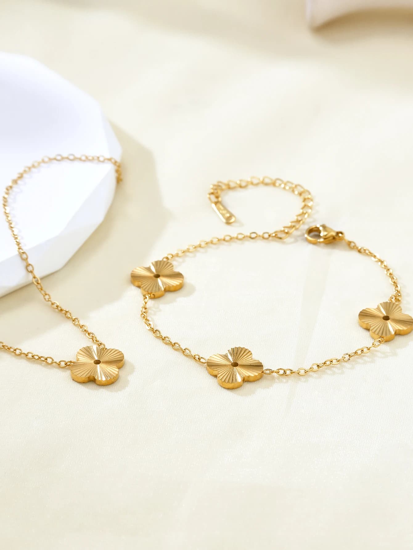 Temperamento di lusso leggero Stile vecchio denaro Senso senior di set di gioielli in acciaio inossidabile con fiori di trifoglio a quattro foglie femminile