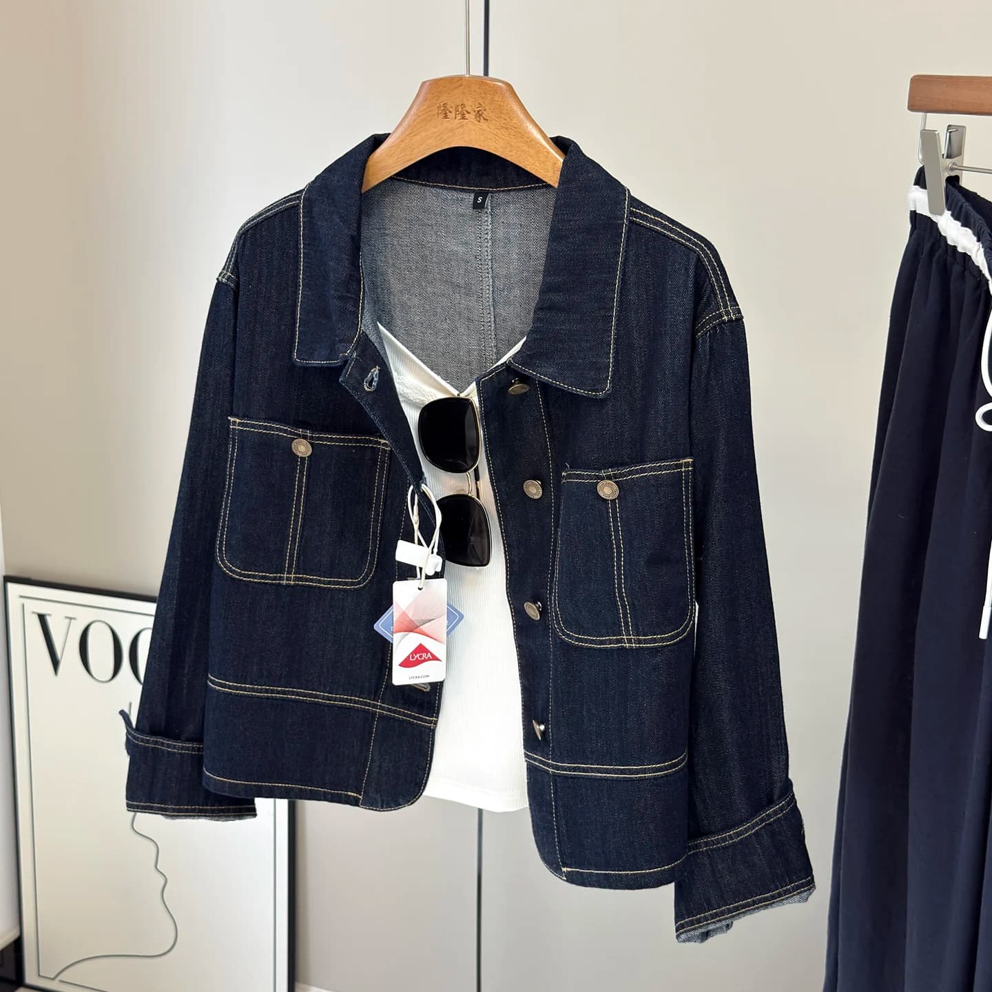 Giacca in denim americano da donna elegante, resistente allo sbiadimento, con spalle scese e collo alto, ideale per l'outfit casual.