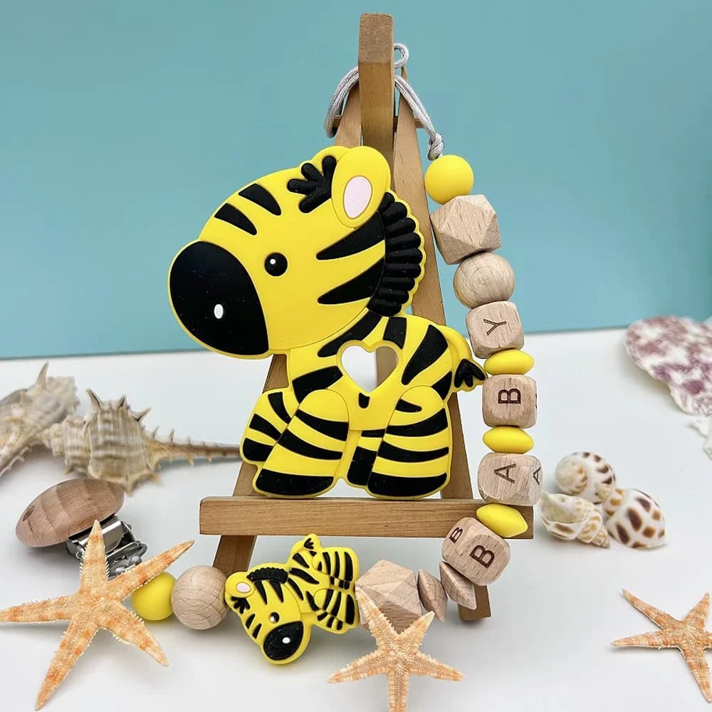 Lettere in legno inglesi personalizzate Nome Ciondolo zebrato in silicone per bambini Clip per ciuccio Catene Porta massaggiagengive Regali giocattolo Kawaii per bambini