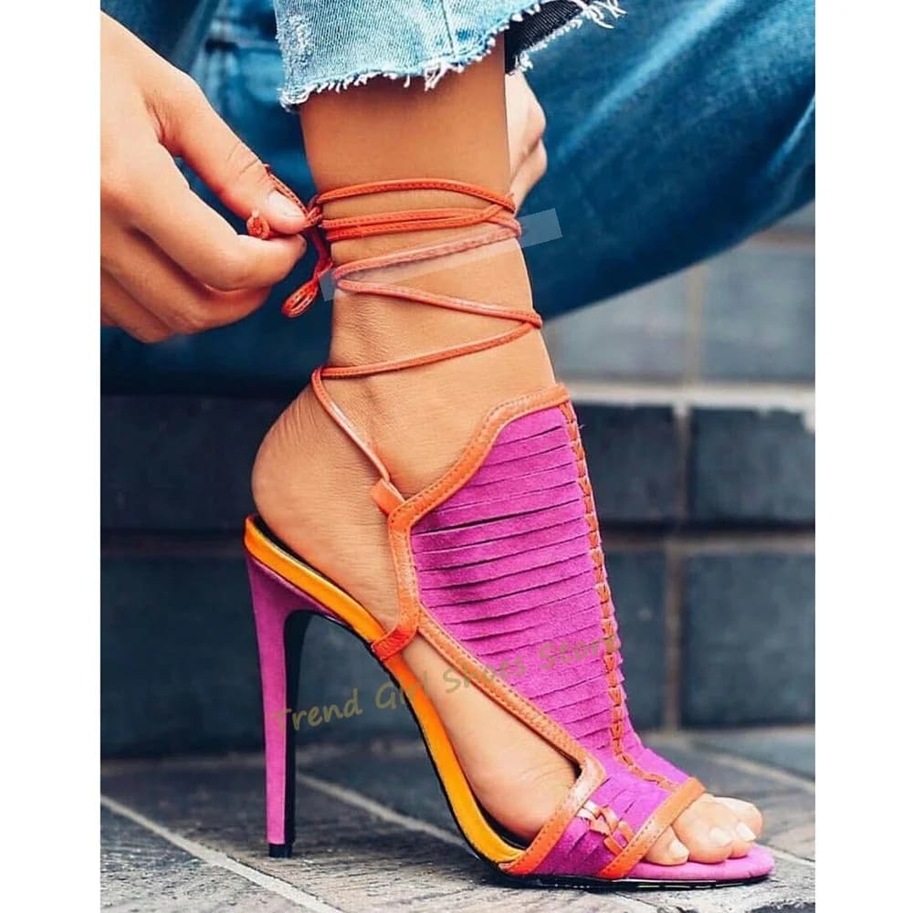 Nuovi Sandali Estivi da Donna con Tacco Alto Sottile, Punta Aperta, Cinturini Incrociati Traforati e Nappe, in Camoscio, Stile Casual Designer