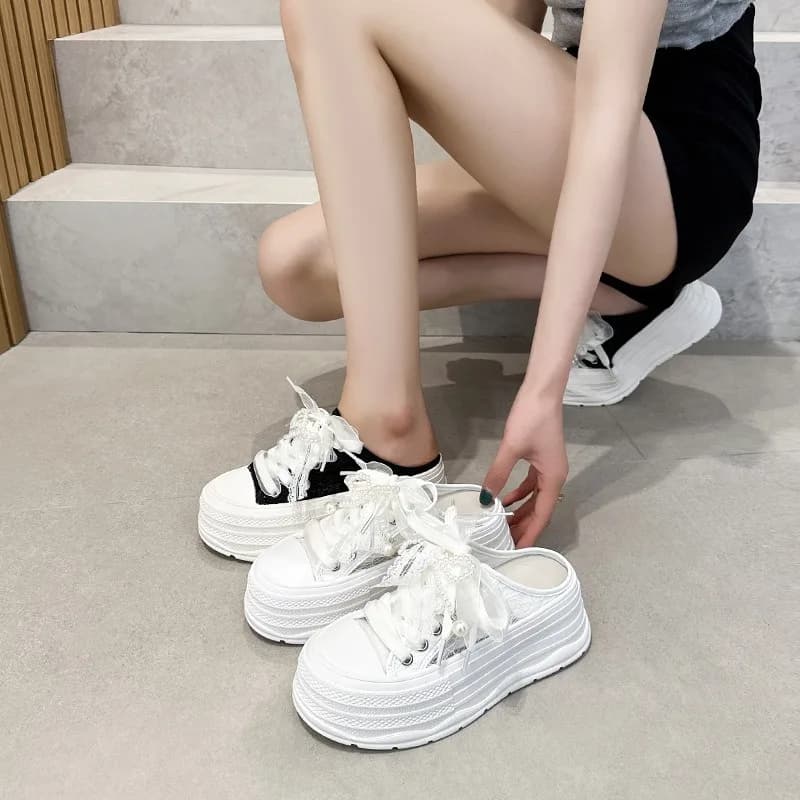 Sneakers da donna con fiocco in pizzo e perle, modello 2026 estivo, con punta tonda, suola spessa, traspiranti, casual, tipo mule, con plateau.
