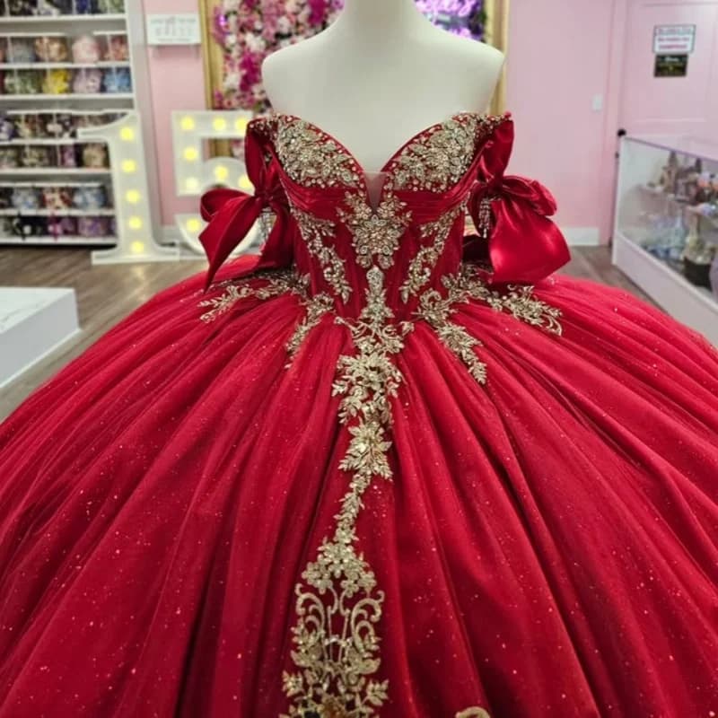 Abito Quinceanera rosso lucido con spalle scoperte Stratificazione di pizzo con paillettes dorate Decalcomania Fiocco a coda lunga abiti da 15 Quinceanera Personalizza