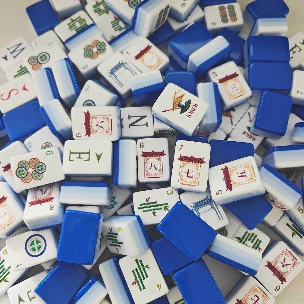 Luxury Engraved American Mahjong Set 4-Layer Acrylic Mahjong Game Tiles Cobalt Blue Mah Jongg Travel Sets for Gather with Friend