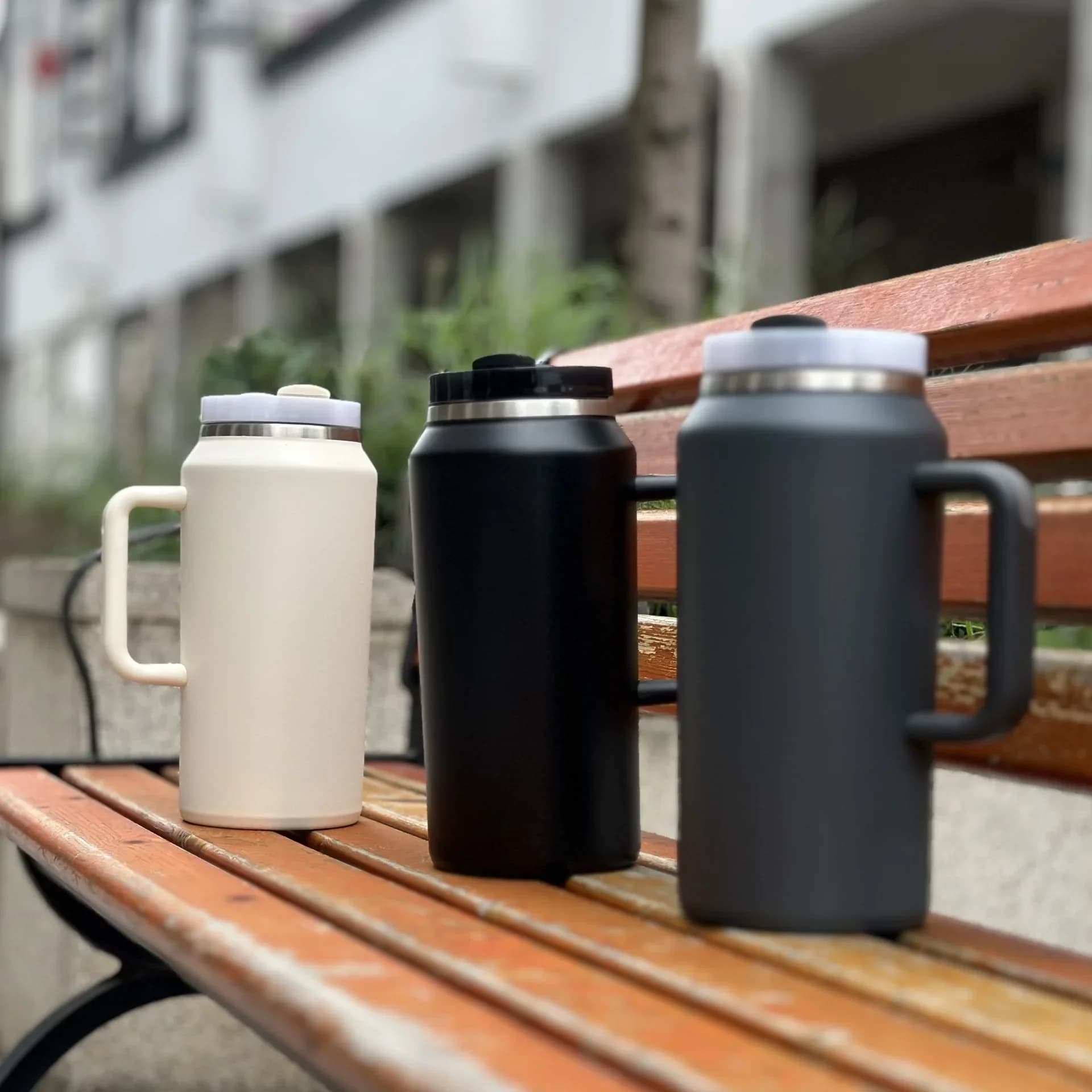 Nuova tazza termica a doppio strato con manico da 64 OZ, tazza per acqua per auto con manico 304 con cannuccia per bevande calde e fredde, campeggio e sport