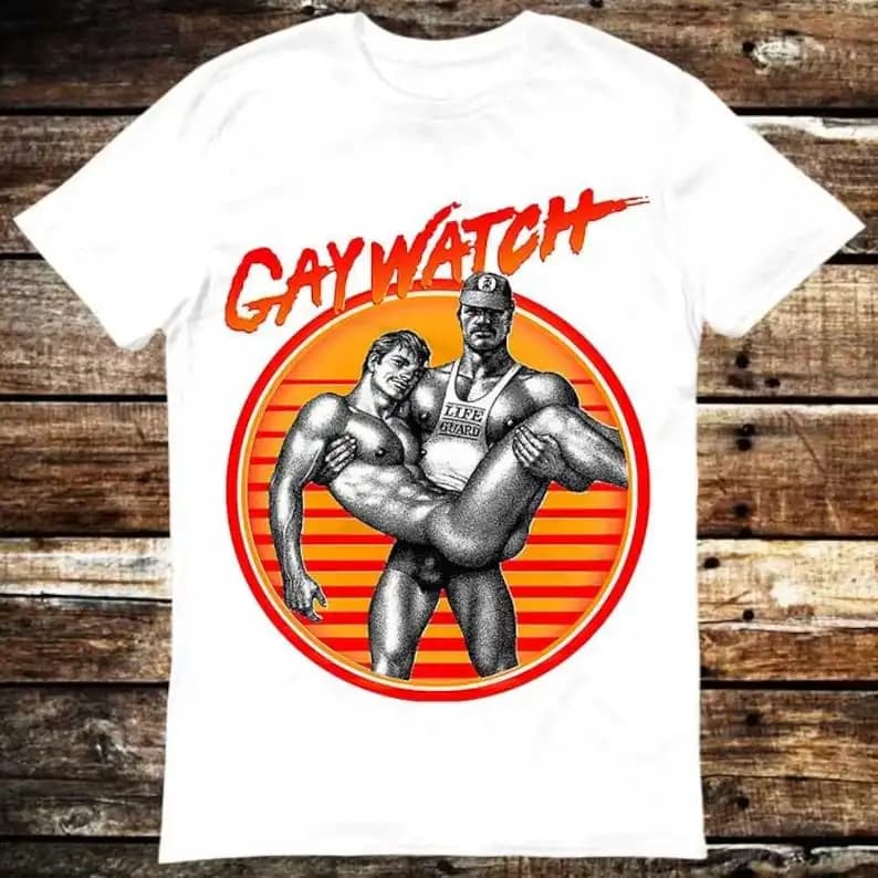 Gay Watch Queer anni '80 Camicia Meme Gift Tee Divertente unisex Gamer Movie Music 6390
