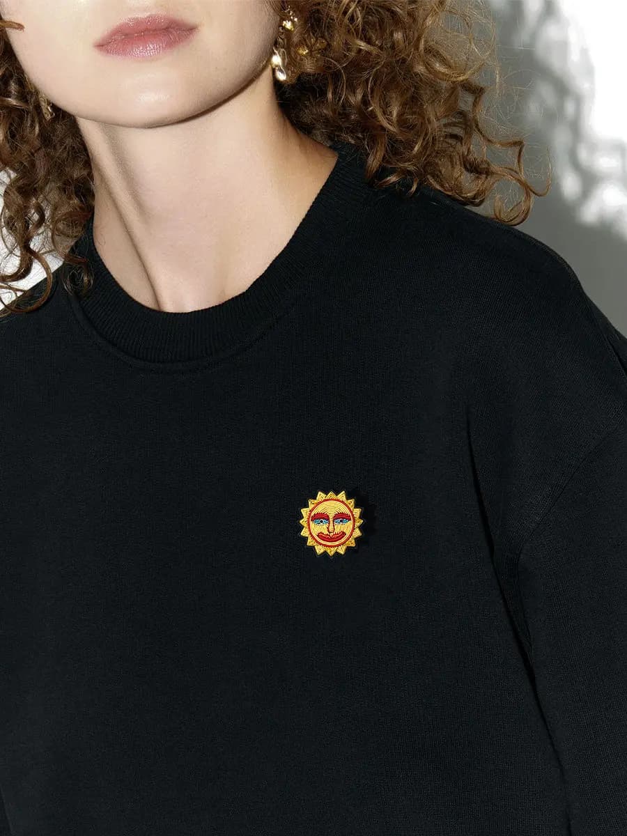 Spilla da sole sorridente ricamata a mano, spilla delicata, accessorio unico e alla moda per vestiti, cappelli e borse