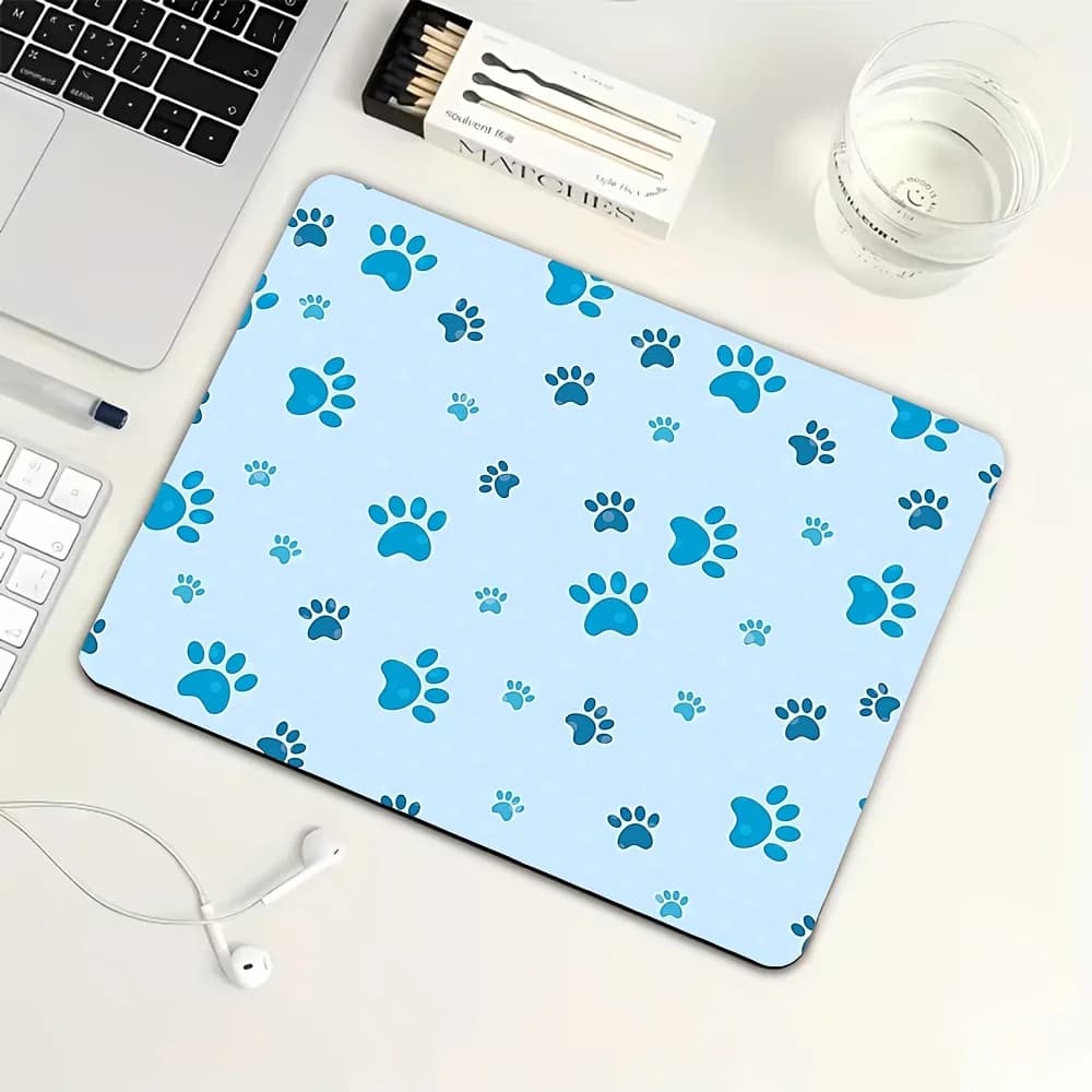 Un tappetino per mouse da gioco con un design a forma di zampa di cartone animato azzurra, in gomma antiscivolo per uso in ufficio, adatto per scrivanie di computer