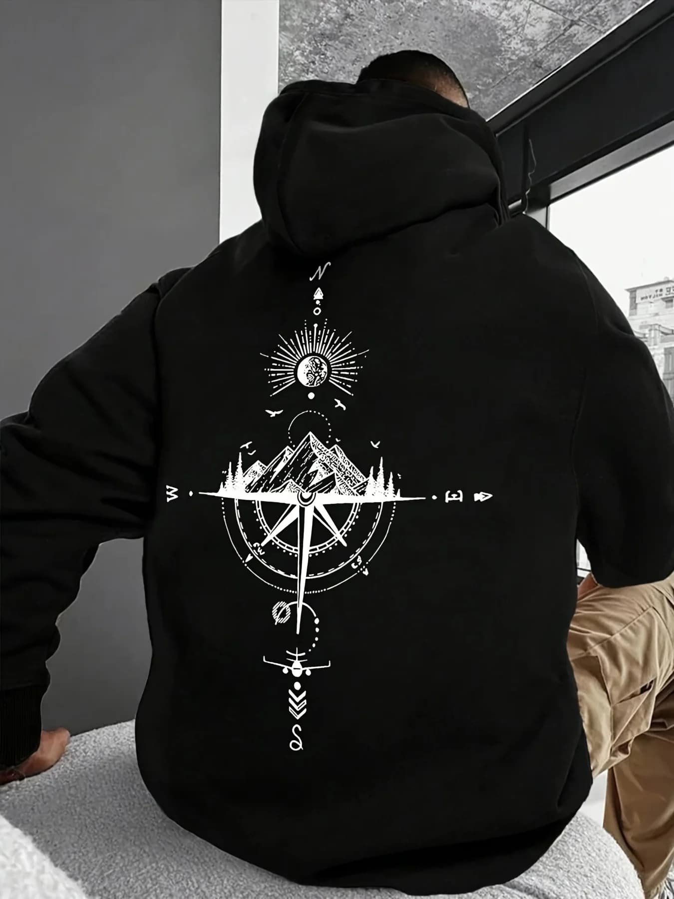 Men's autumn and winter casual fashion loose mountain and compass printed long sleeved hooded sweatshirt pullover with fleece