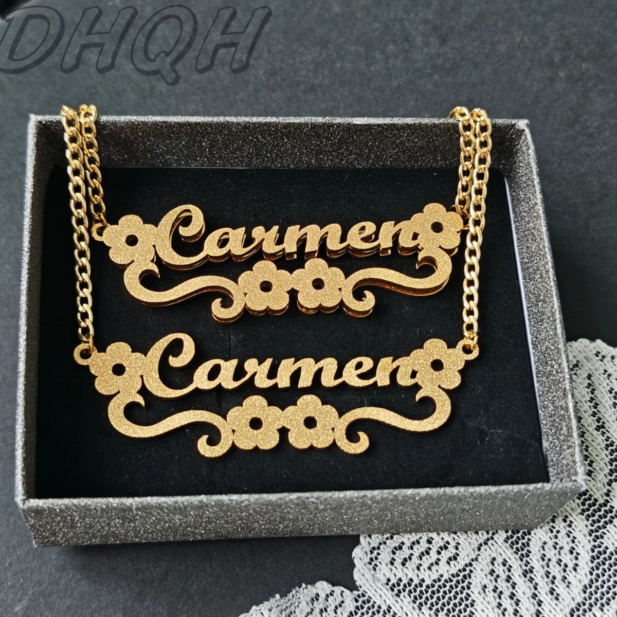 Collana con Nome Personalizzato in Acciaio Inossidabile Opaco, Collana a Fiore Moda Donna, Accessori Placcati Oro 18k, Regalo di Compleanno