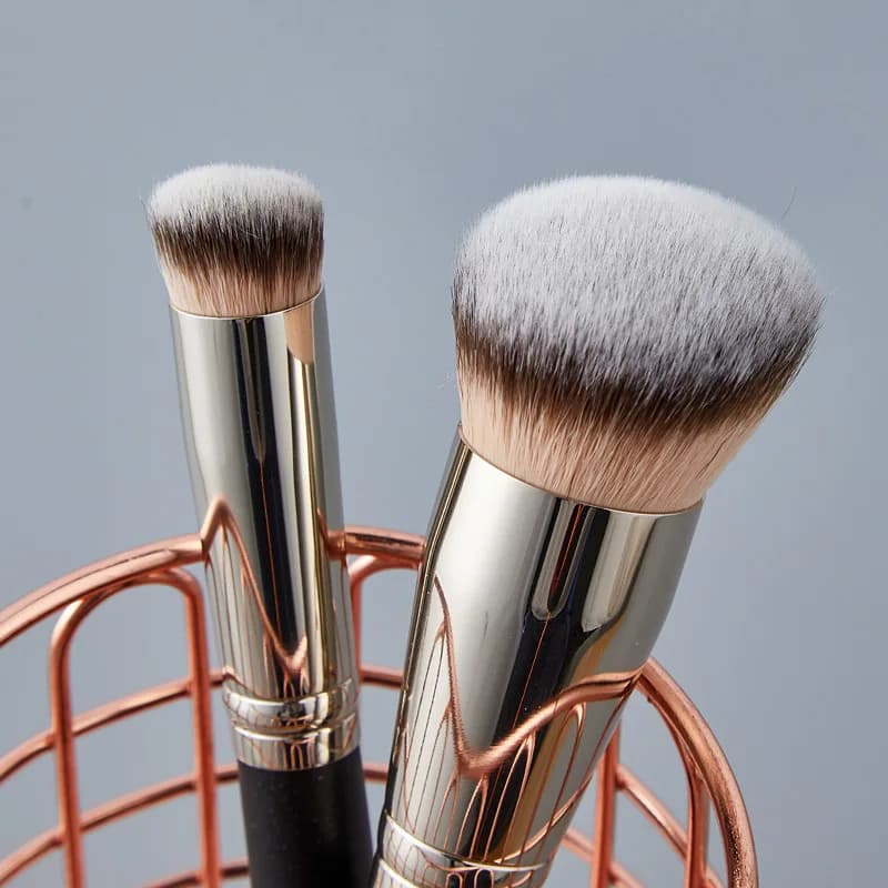 Pennello Correttore Non Assorbente con Setole Morbide Angolate per Occhiaie - Strumento di Bellezza Virale