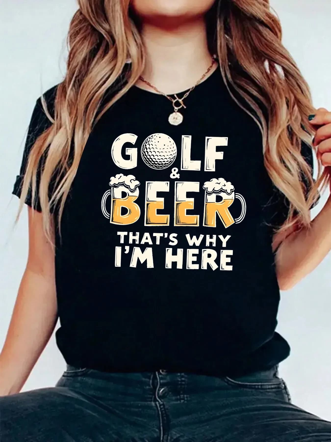 Chic Golf & Beer Themed Women's Crop Top Featuring Humorous "That's Why I'm Here" Slogan With Premium Long-Lasting Vibrant Prints That Stay Crisp & Eye-Catching Stylish Cropped Tee Perfect For Golf Events Beer Festivals Casual Hangouts