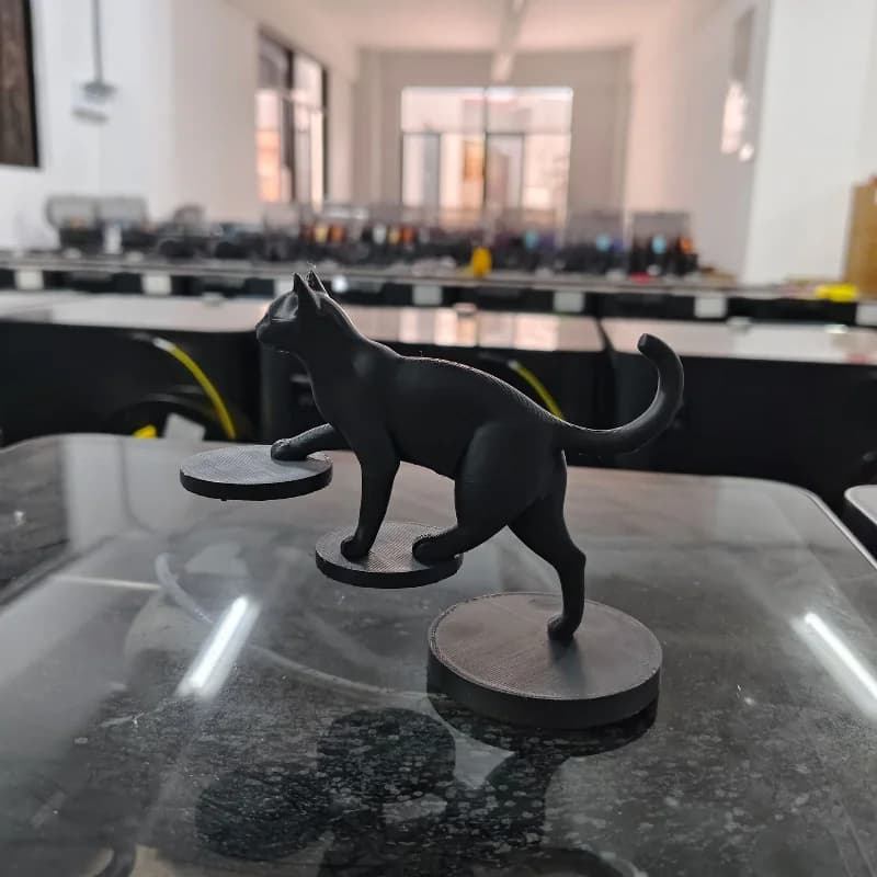 La tecnologia 3D crea design squisiti e tridimensionali: statuetta di gatto in equilibrio stampata in 3D per uso domestico e in camera da letto, ideale per l'estate.