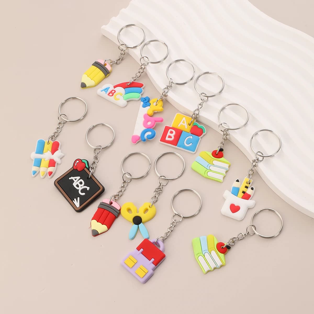 Portachiavi di cancelleria in PVC da 12 pezzi, borsa a tracolla per cartoni animati di moda, accessori per chiavi, anello portachiavi con ciondolo, bomboniere Creative