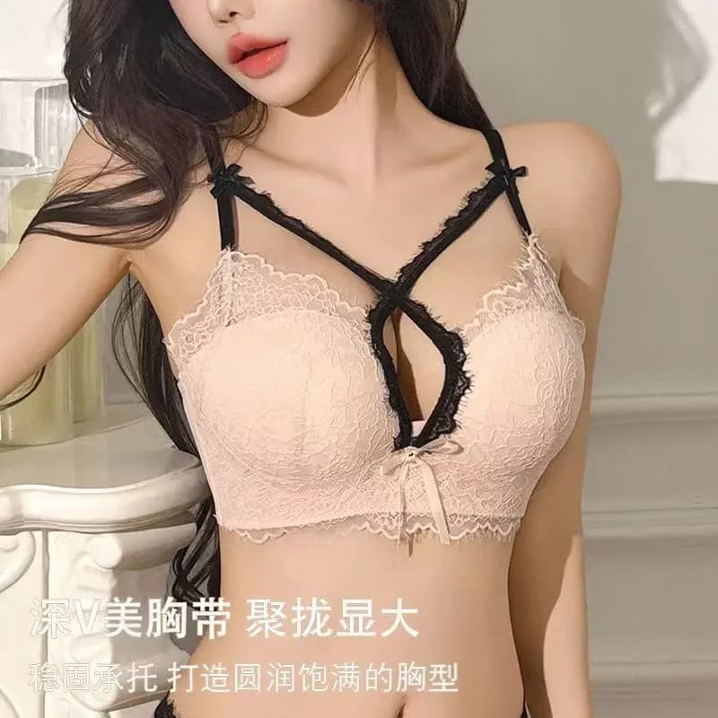 Le donne sexy della biancheria sexy del pizzo del desiderio puro della croce sexy tira insieme per mostrare il reggiseno grande