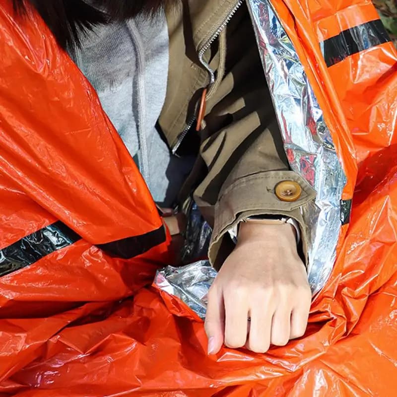 Pocket sleeping bag Sacco for cold climates Reflective sleeping bag for hikers Foldable sleeping bag for outdoors