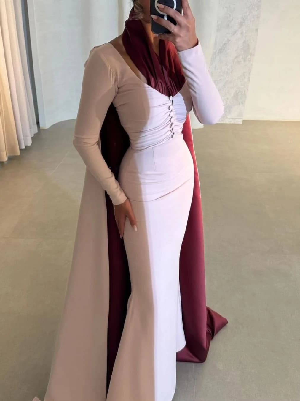 Abito da sera elegante vintage Other Shore in raso rosa e rosso con bottoni, mantella alla moda personalizzabile per occasioni formali, ballo di fine anno e feste.