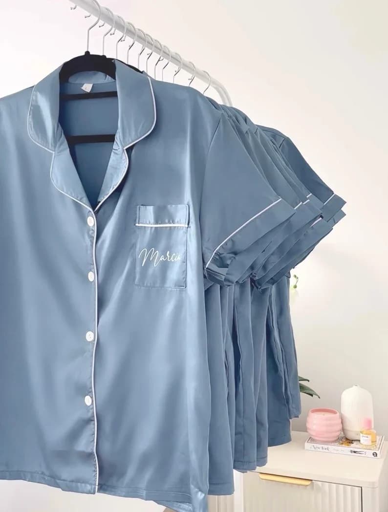 Pjs for bachelorette party in blue satin | Wedding party pyjamas for the weekend of the chickens | Pigiami for the morning of the wedding | Pigiama Blue Cloud 9