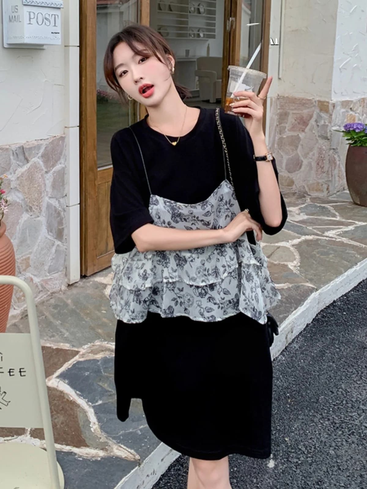 Abito a fiori stile europeo Hong Kong, modello estivo 2024, a mezza lunghezza, con stampa floreale, effetto due pezzi, vestito a T-shirt snellente da donna