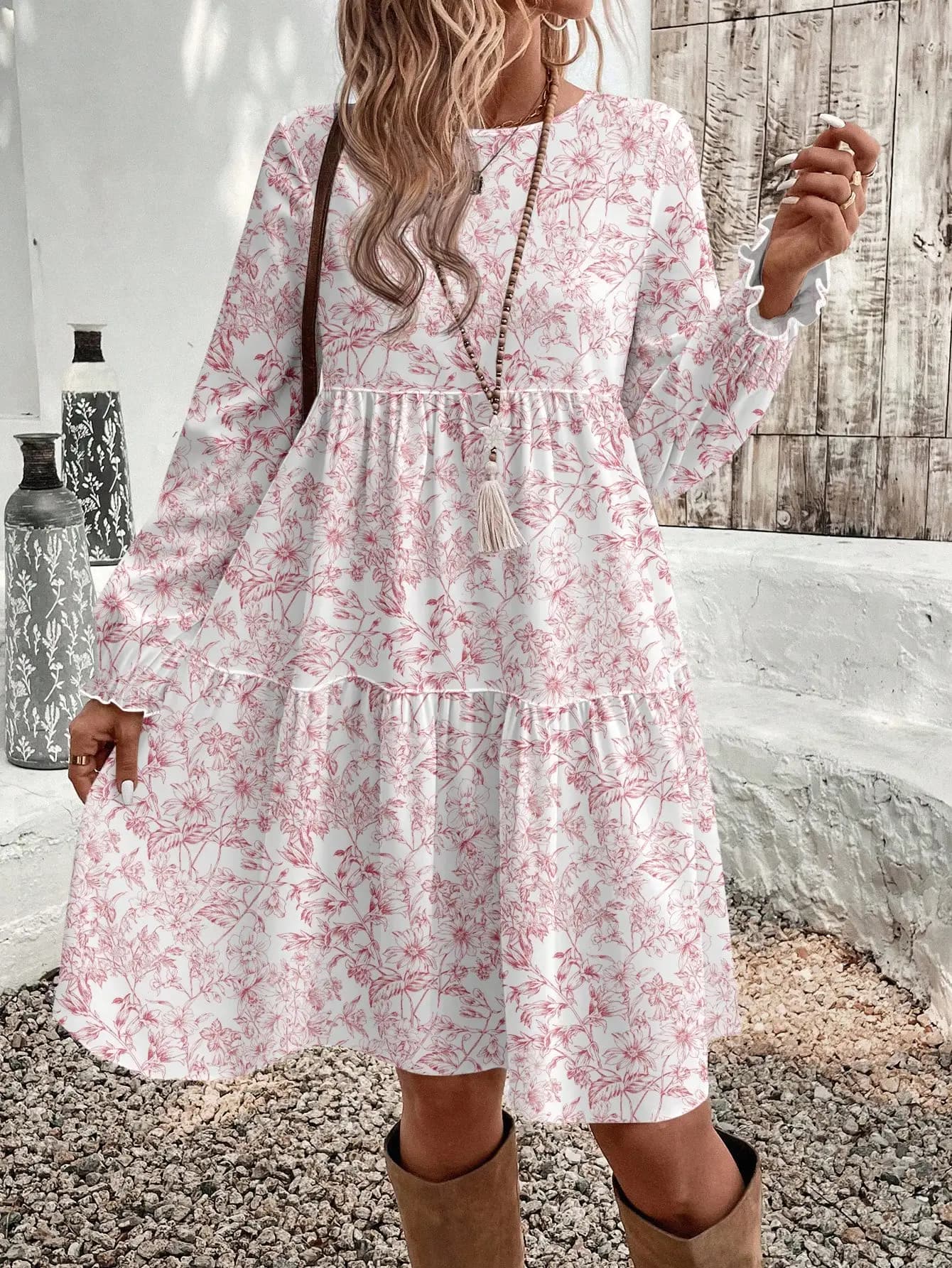 Abito midi a strati con stampa floreale bianco e rosa, maniche a volant, stile boho