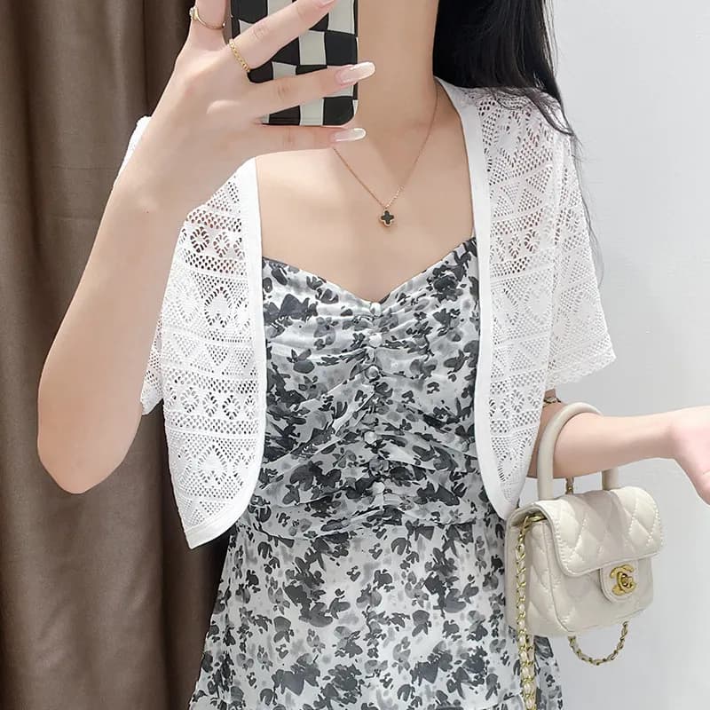 Cardigan estivo da donna in pizzo traforato a maniche corte, leggero e traspirante, con protezione solare, da indossare sopra a gonne e top con spalline.