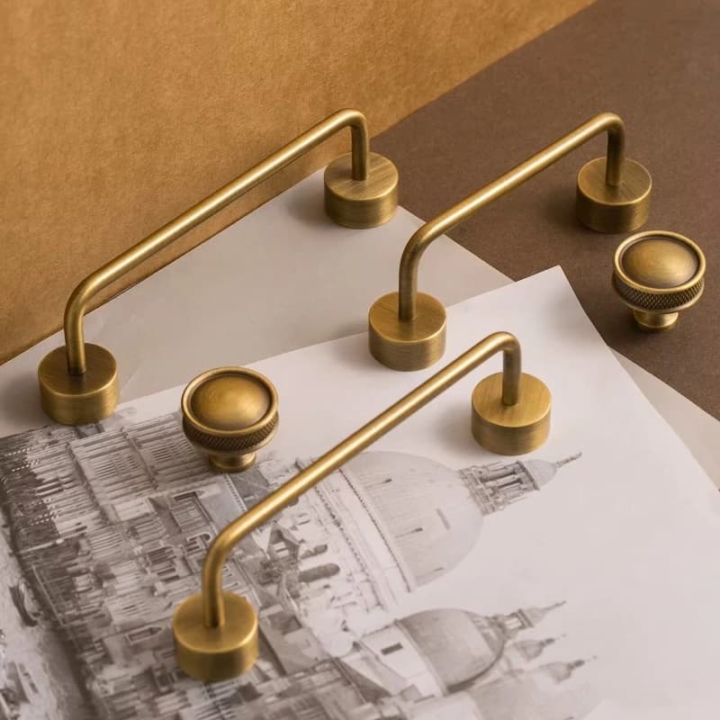 Maniglia per mobili per armadietti nordici di lusso Maniglia per cassetti Maniglia per armadio in ottone dorato Semplice porta per armadietto francese moderna Maniglia per armadietto del vino