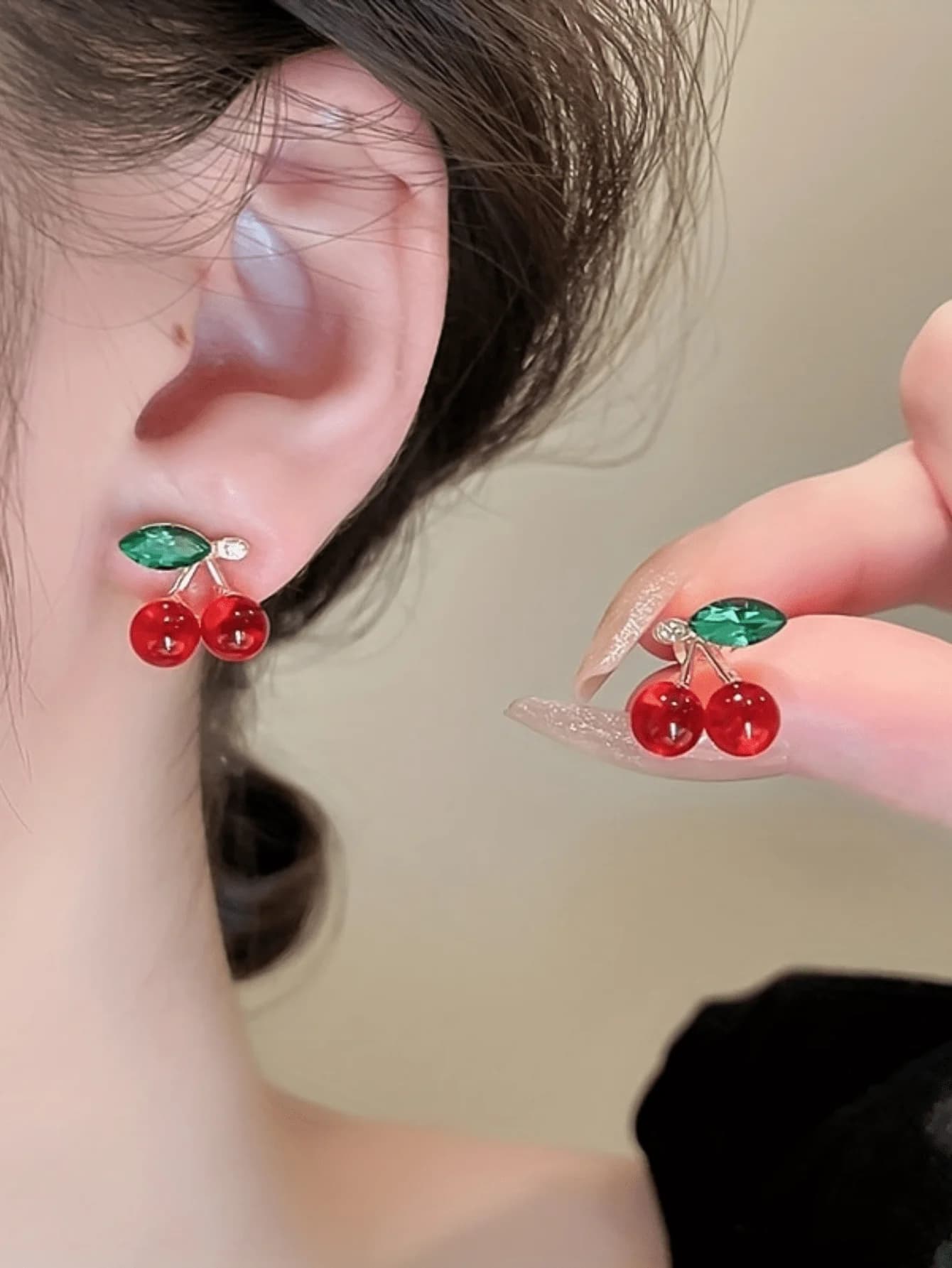 Orecchini a perno a forma di ciliegia con accento a foglia verde, sfere di cristallo rosse, perno in acciaio inossidabile