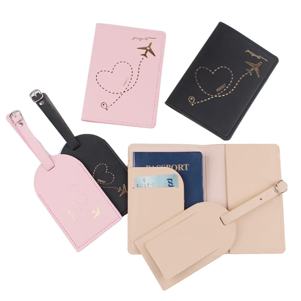 Porta passaporto con stampa a cuore per viaggi, porta passaporto e set di etichette per bagagli, accessori da viaggio in pelle PU per donne e uomini