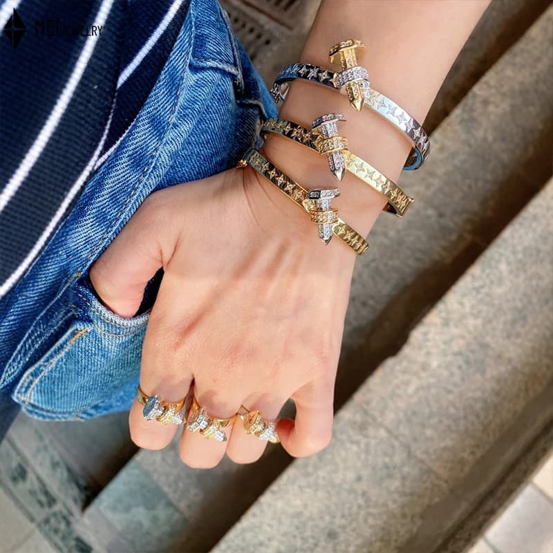 Set di gioielli con anello a forma di stelle, braccialetto con zirconi intarsiati per unghie hip-hop di lusso leggero di vendita caldo