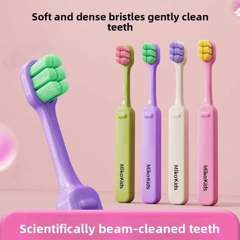 Spazzolino da denti ultra morbido con nano setole per bambini. Delicato sulle gengive, pulizia profonda senza danneggiare i denti da latte, ideale per l'uso dei bambini piccoli.