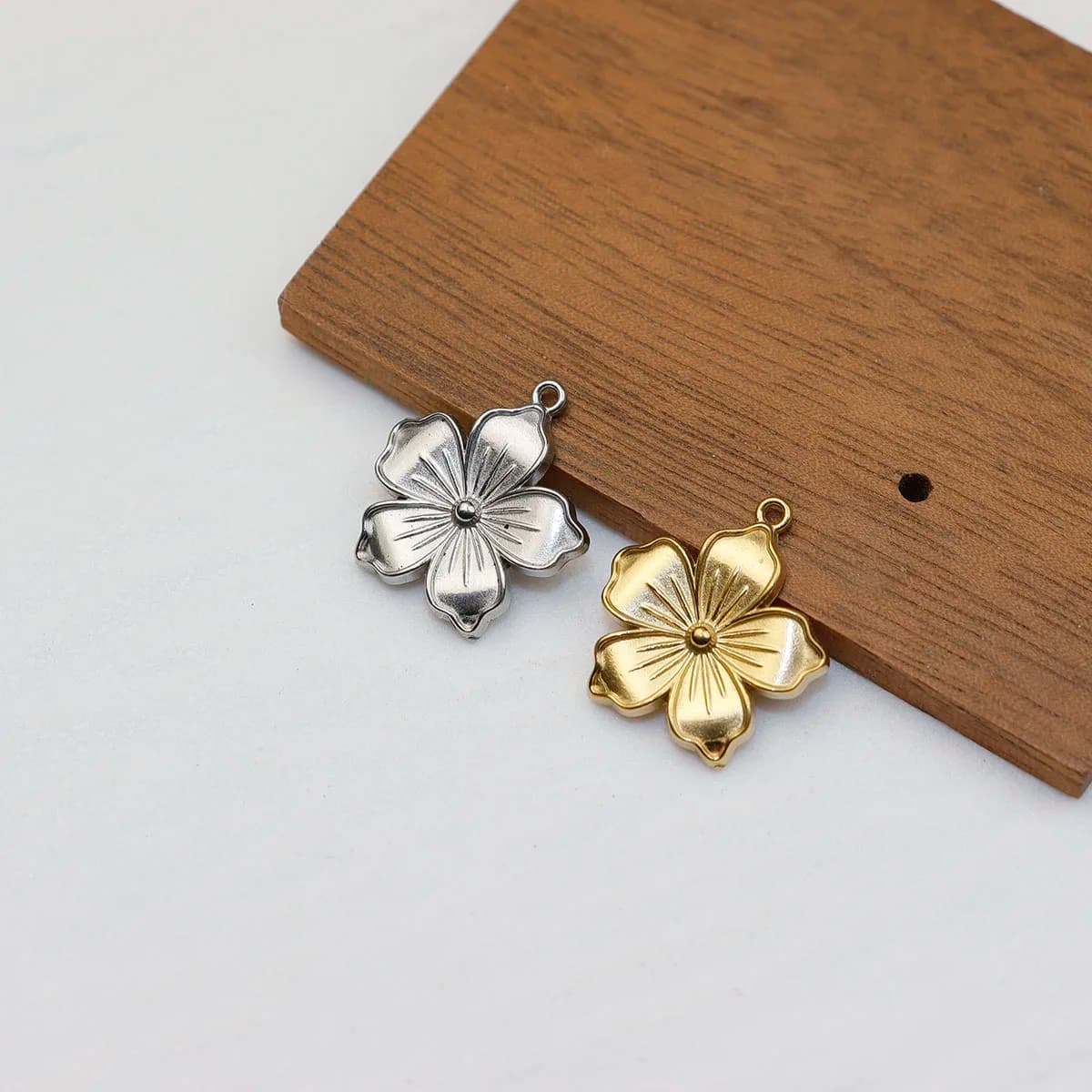 5 pezzi in acciaio inossidabile fiore gioielli di moda accessori componenti ciondoli fai da te artigianali piastra sottovuoto PVD impermeabile antiallergico