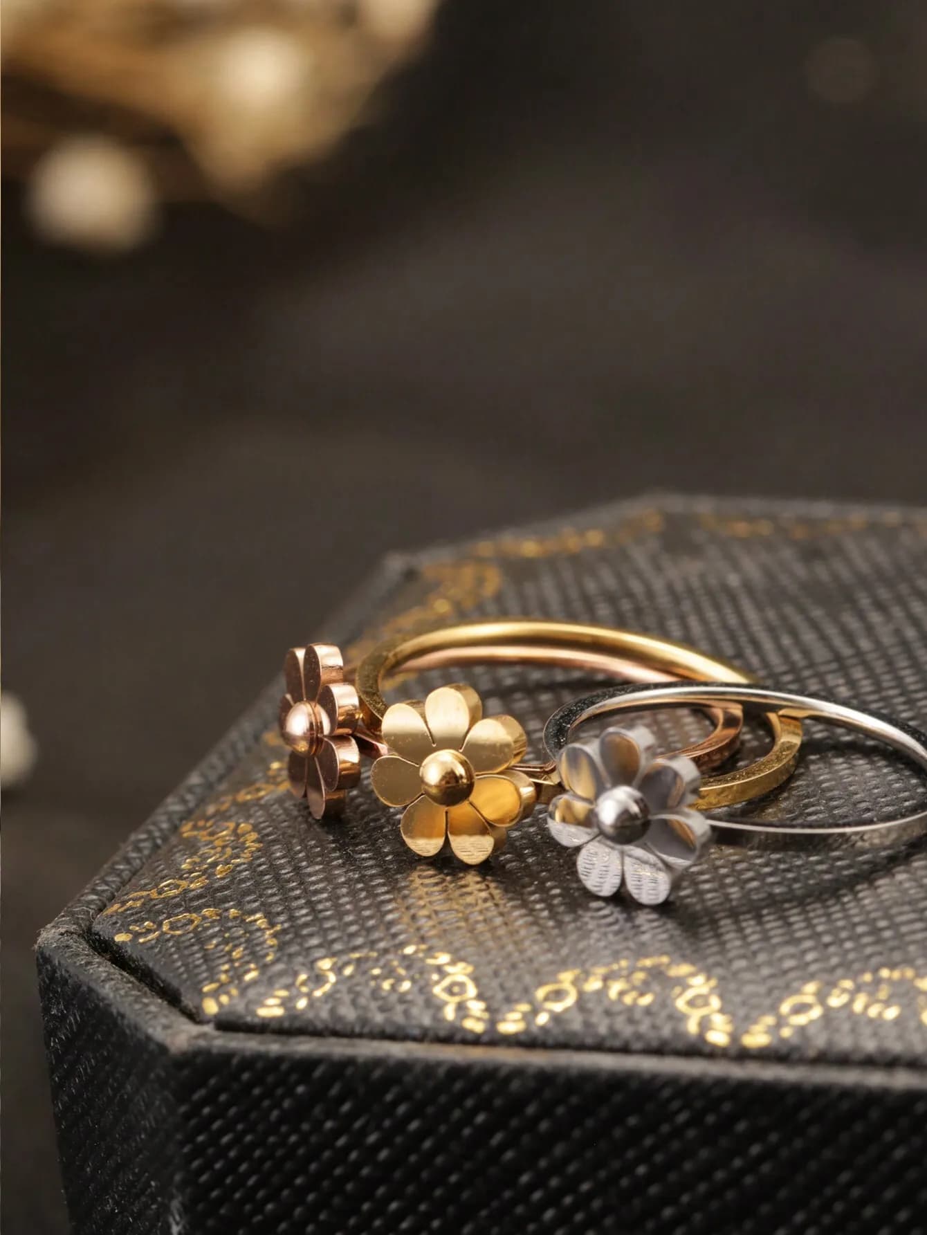 1 anello in acciaio inossidabile semplice e carino a forma di crisantemo a 7 petali o anello a forma di girasole per l'uso quotidiano a San Valentino