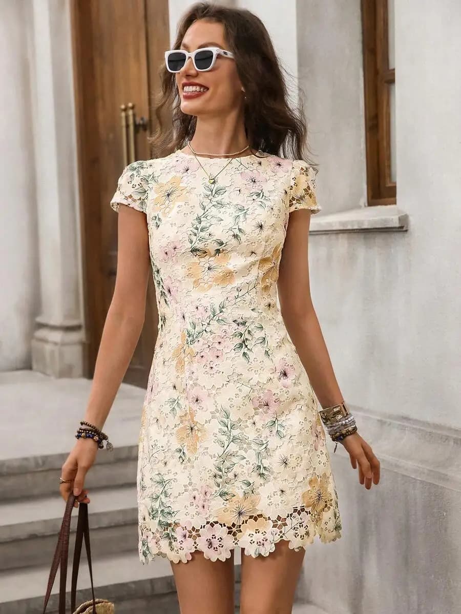 Abito Estivo da Donna con Maniche Corte in Pizzo Floreale e Orlo Asimmetrico, Vestito Casual
