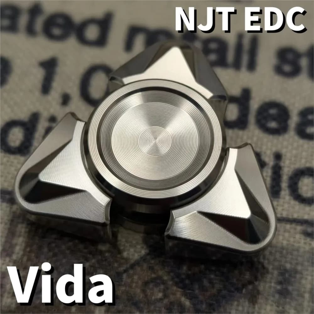 NJT EDC Vida Fidget Spinner Metallo Disegni originali Gadget per alleviare l'ansia Giocattoli agitati per adulti Fidget Spinner a tre pale