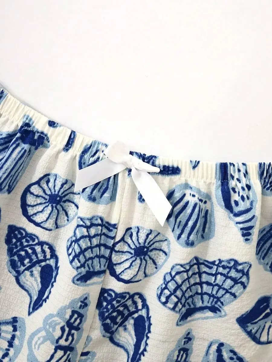 Set pigiama da donna con stampa blu a conchiglie, maniche corte, bottoni e pantaloncini con fiocco