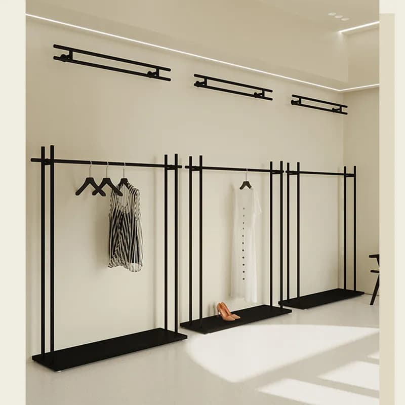 Espositore a tutta altezza per negozio di abbigliamento uomo e donna, scaffale a isola semplice e moderno con ripiano.