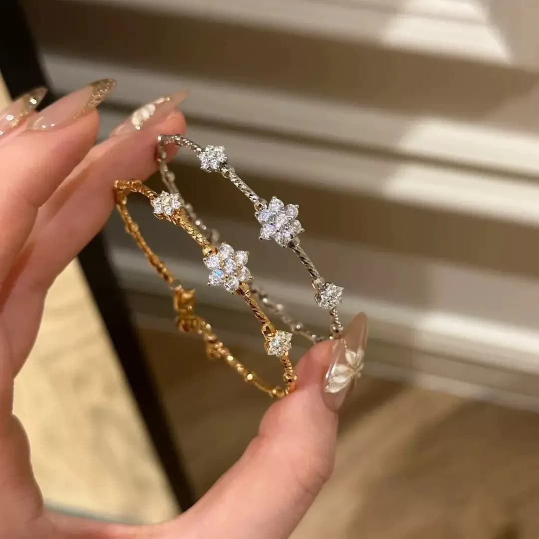 Bracciale a quadrifoglio elastico a quattro foglie con piccoli fiori e diamanti alla moda, lusso leggero, squisite frese per l'aura delle fate dei fiori delle donne di nicchia