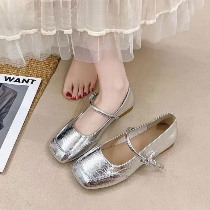 Shoes with low heel not padded by woman, heel below 3 cm, PU upper, low cut, round tip, slip-on, rubber sole, comfortable shoes.
