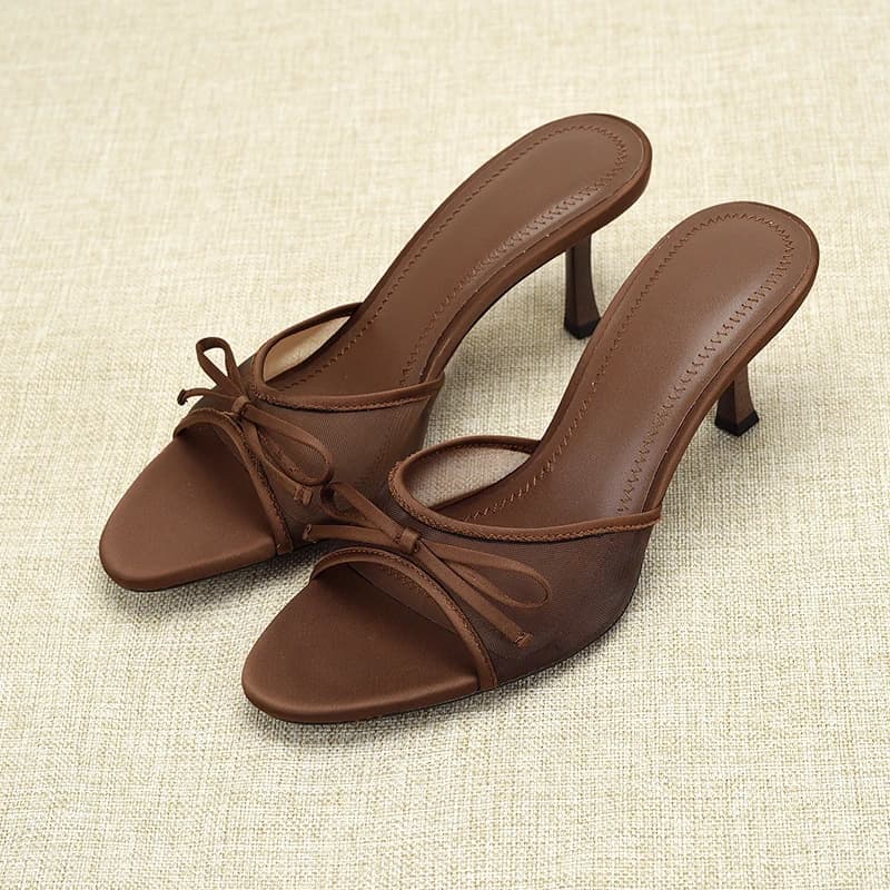 Sandali mules da donna marroni con nodo decorativo, in rete, sexy, con tacco sottile verniciato, eleganti, a mezzo sabot, scarpe adesive
