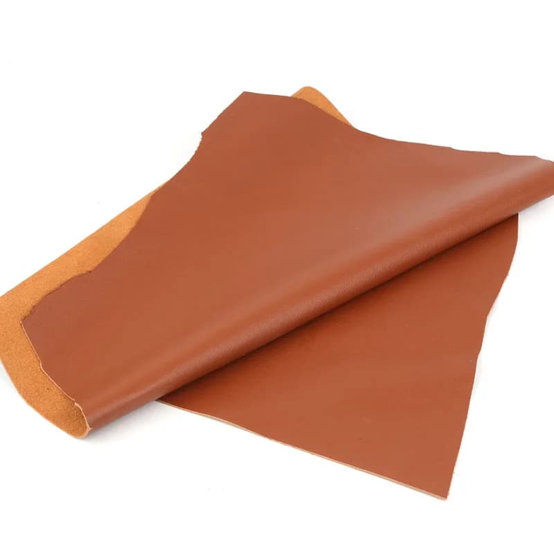 Materiale in pelle di vacchetta con strato superiore marrone giallo, borsa in morbida pelle di vacchetta a grana fine, ristrutturazione del divano sul comodino, pelle del seggiolino auto