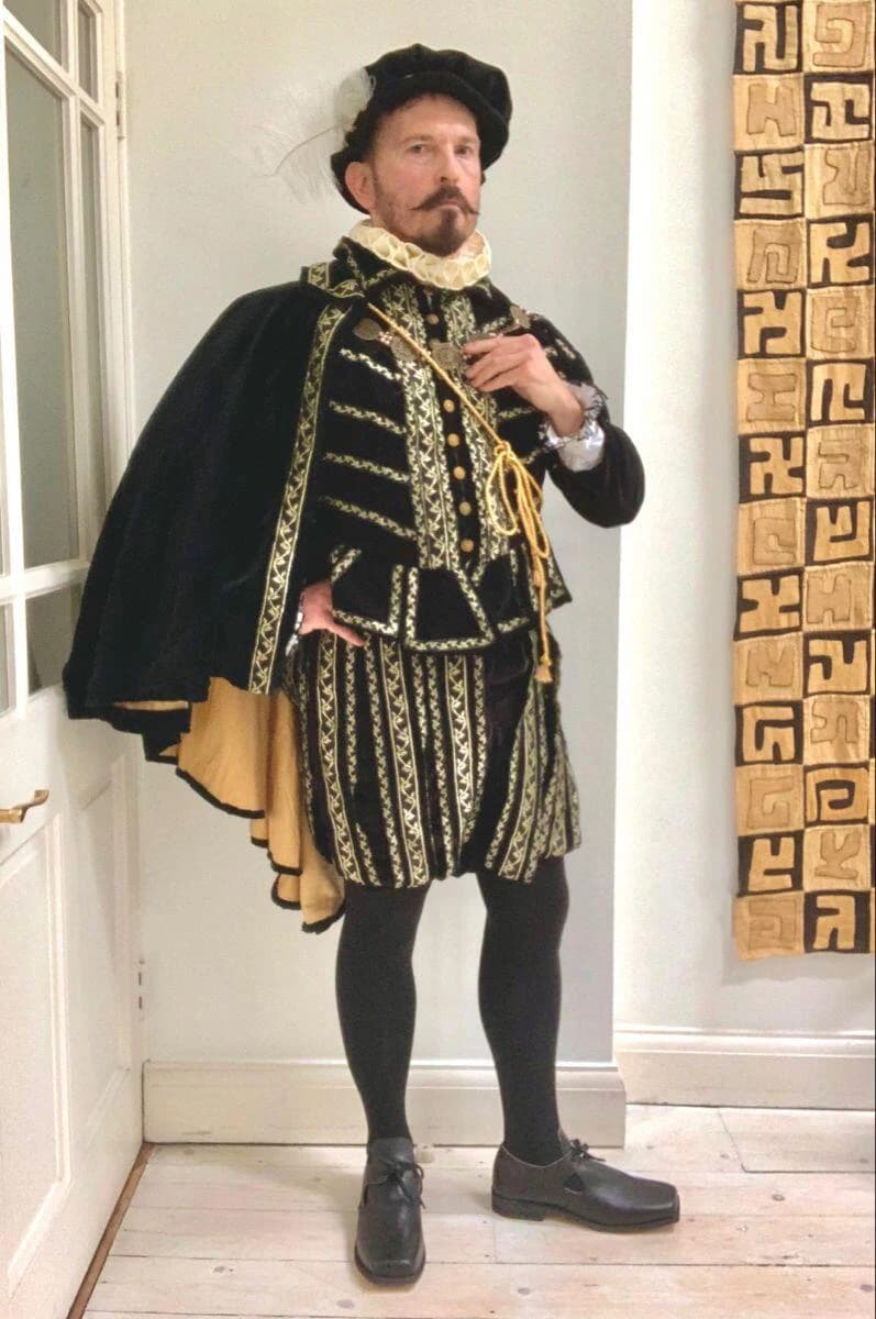 Costume medievale Tudor rinascimentale da uomo in velluto nero, costume storico con cappello, uniforme nobile elisabettiano