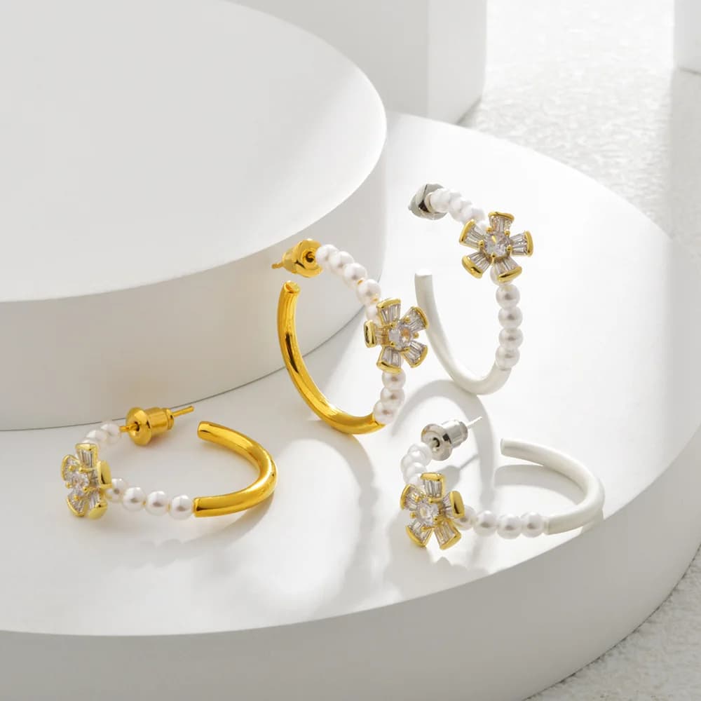New elegant and unique rhodium-plated flower-shaped pearl ear loop with creative French vintage gold C-shaped stud earrings