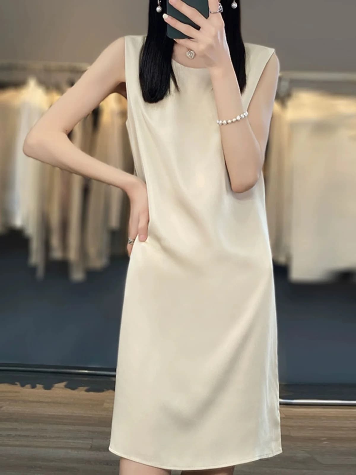 Abito smanicato da donna, vestito intero a mezza lunghezza con spalline interne, elegante e versatile, gonna a trapezio in raso