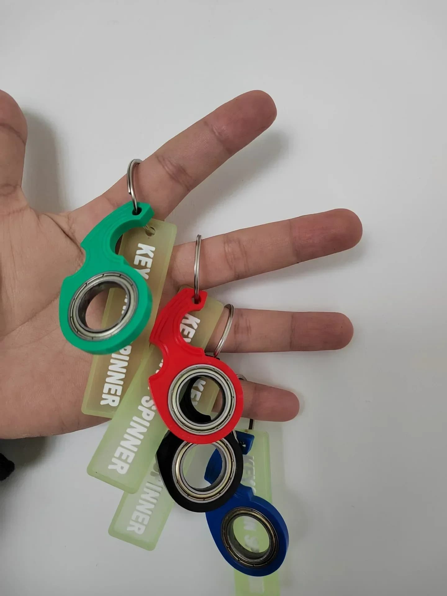 Nuovo Portachiavi in Metallo con Effetto Legno, Fidget Spinner, Coltello a Artiglio Karambit, Giocattolo Girevole per Dita, Accessori per Interni Auto