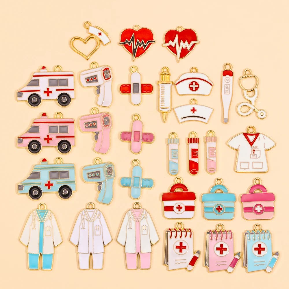 10 Pezzi Ciondoli Serie Cura Medica, Simpatici Ciondoli Colorati in Smalto a Tema Kit Medico, Termometro, Uniforme da Infermiera per Creazione Gioielli Fai da Te