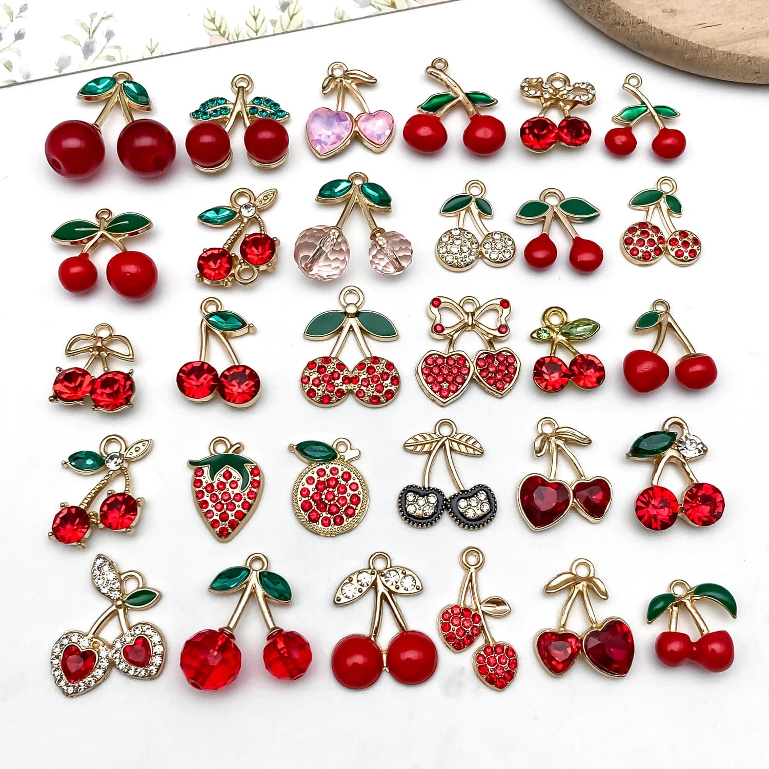 10/20//30 pendenti in lega a forma di ciliegia e fragola – smaltati con accenti di diamanti, perfetti per orecchini, bracciali e collane fai da te