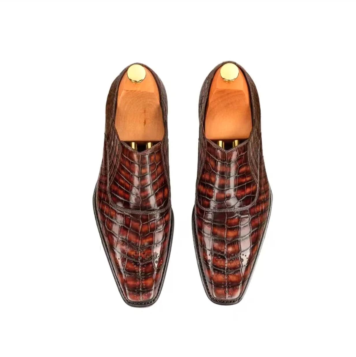 Chue nuove scarpe eleganti da uomo, scarpe in pelle di coccodrillo, colore marrone, scarpe da cerimonia, scarpe da ufficio alla moda.